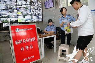 球迷晒梅西中国香港行期间见面会视频：梅西签名+微笑合影